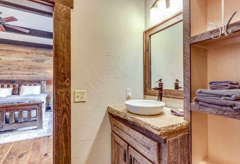 Quiet Blue Ridge Cabin W/ Hot Tub, Mountain Views!