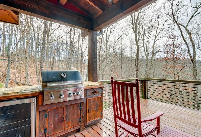 Quiet Blue Ridge Cabin W/ Hot Tub, Mountain Views!