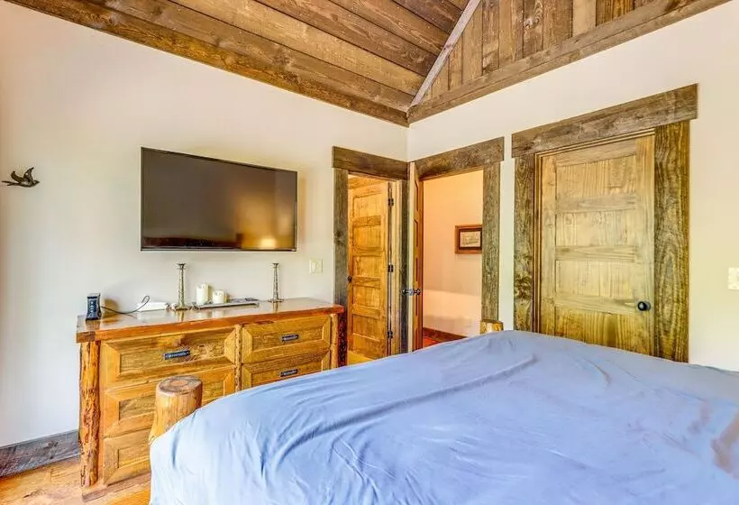 Quiet Blue Ridge Cabin W/ Hot Tub, Mountain Views!