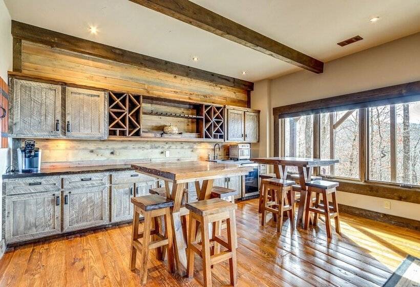 Quiet Blue Ridge Cabin W/ Hot Tub, Mountain Views!