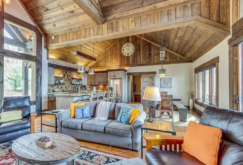 Quiet Blue Ridge Cabin W/ Hot Tub, Mountain Views!