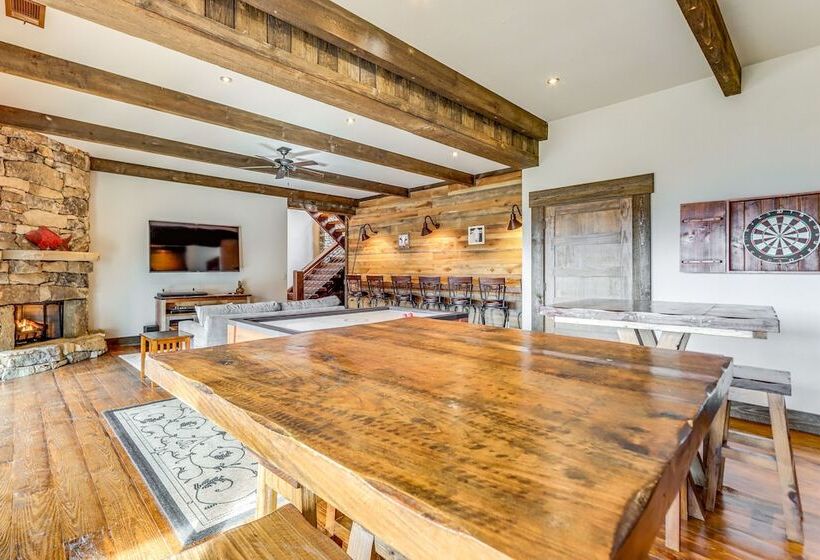 Quiet Blue Ridge Cabin W/ Hot Tub, Mountain Views!