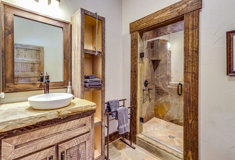 Quiet Blue Ridge Cabin W/ Hot Tub, Mountain Views!