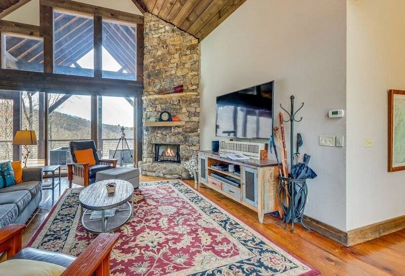 Quiet Blue Ridge Cabin W/ Hot Tub, Mountain Views!