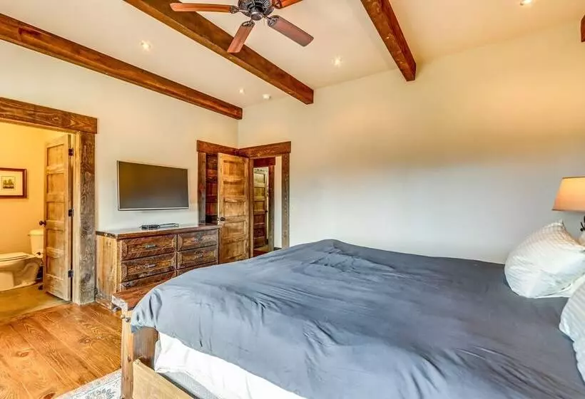 Quiet Blue Ridge Cabin W/ Hot Tub, Mountain Views!