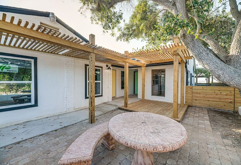 Scenic Home W/ Private Pool & Dock On Oso Bay!