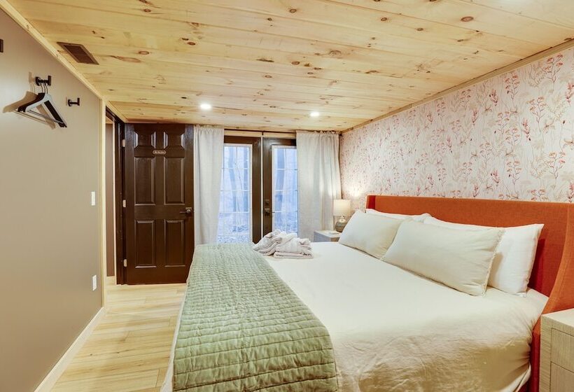 Secluded Naples Cabin W/ Deck & Stream Views