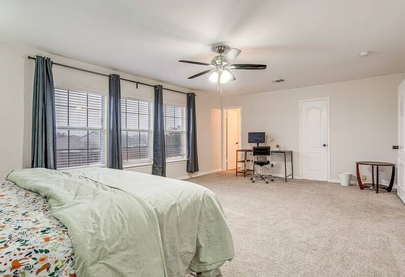 Spacious Leander Home W/ Yard & Fire Pit