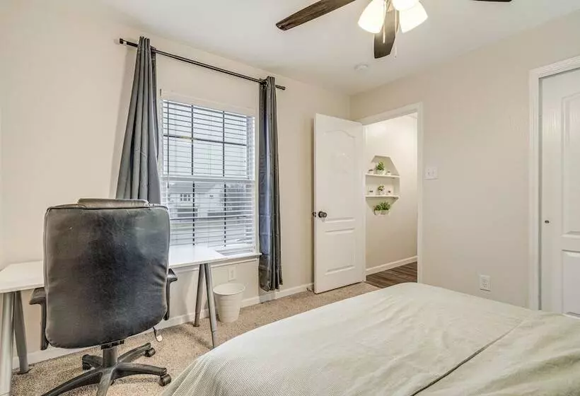 Spacious Leander Home W/ Yard & Fire Pit