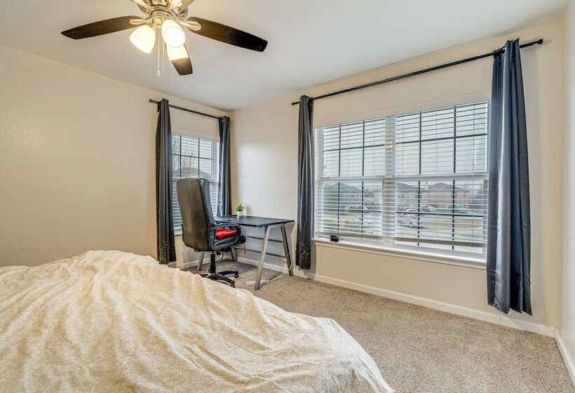 Spacious Leander Home W/ Yard & Fire Pit