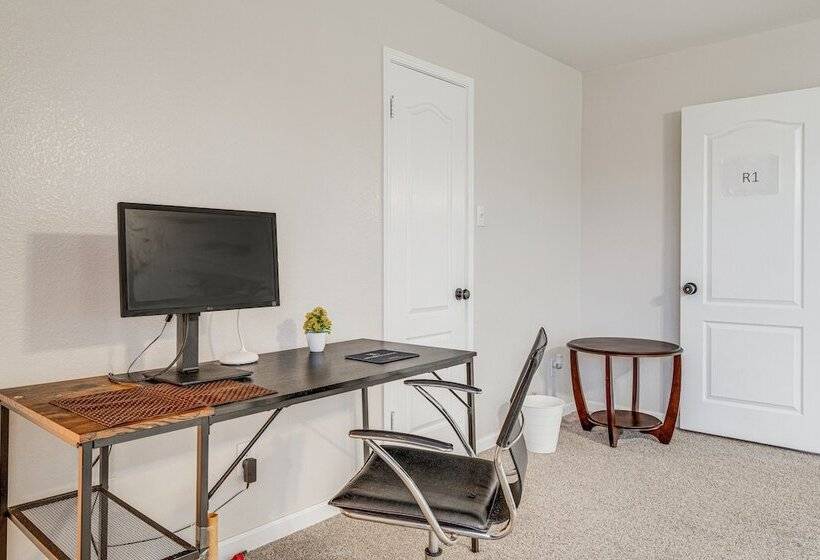 Spacious Leander Home W/ Yard & Fire Pit