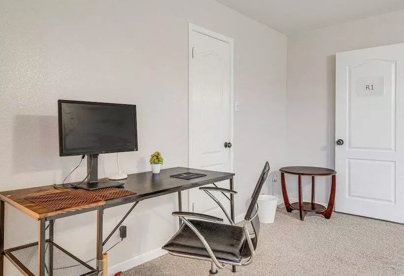 Spacious Leander Home W/ Yard & Fire Pit