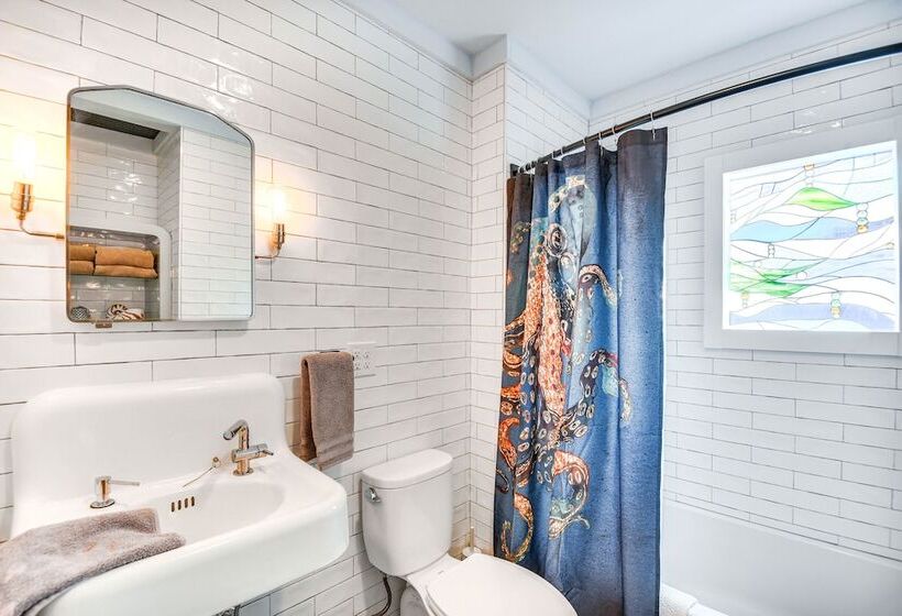 Virginia Retreat W/ Porch & Grill, Near Beaches!