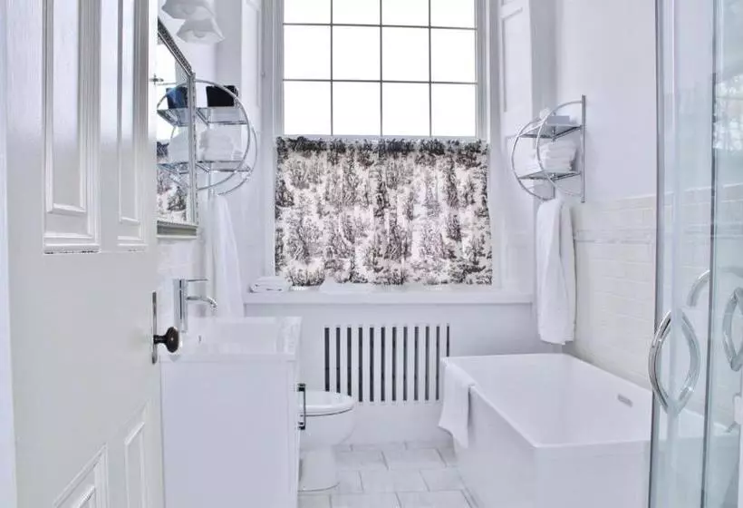 هتل All Suites Whitney Manor