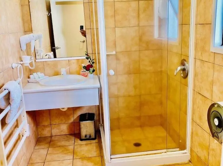 Baden Lodge Motel   Private Spa Bath