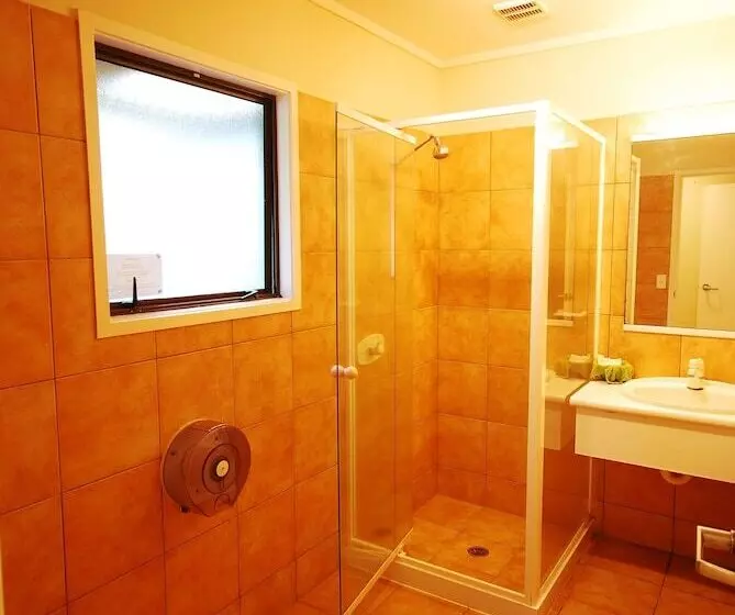 Baden Lodge Motel   Private Spa Bath