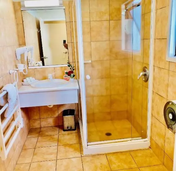 Baden Lodge Motel   Private Spa Bath