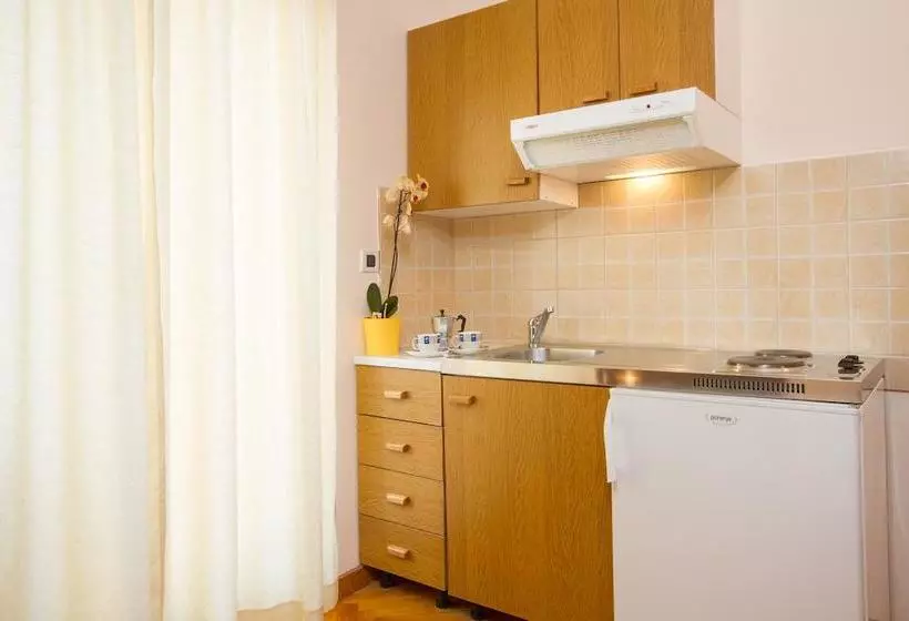 هتل Villa Sveta Eufemija Bed And Breakfast