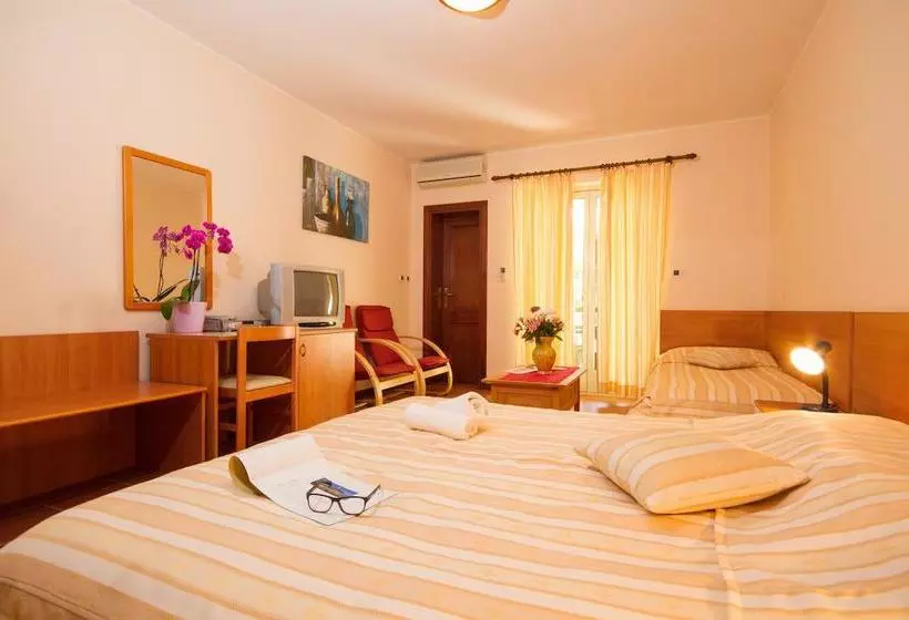هتل Villa Sveta Eufemija Bed And Breakfast