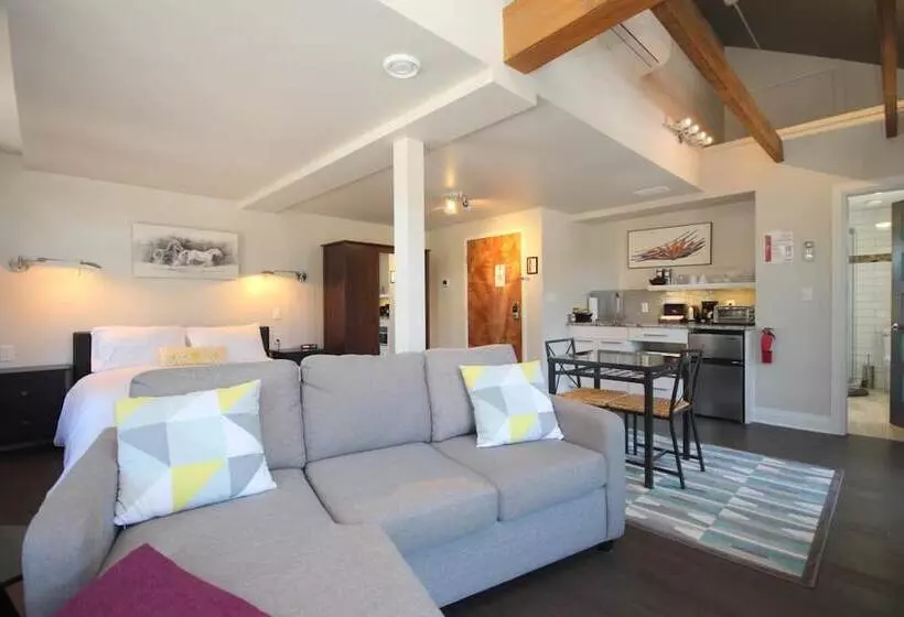 ホテル Kemptville Suites