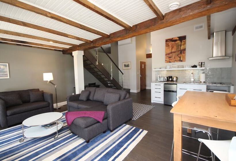 ホテル Kemptville Suites