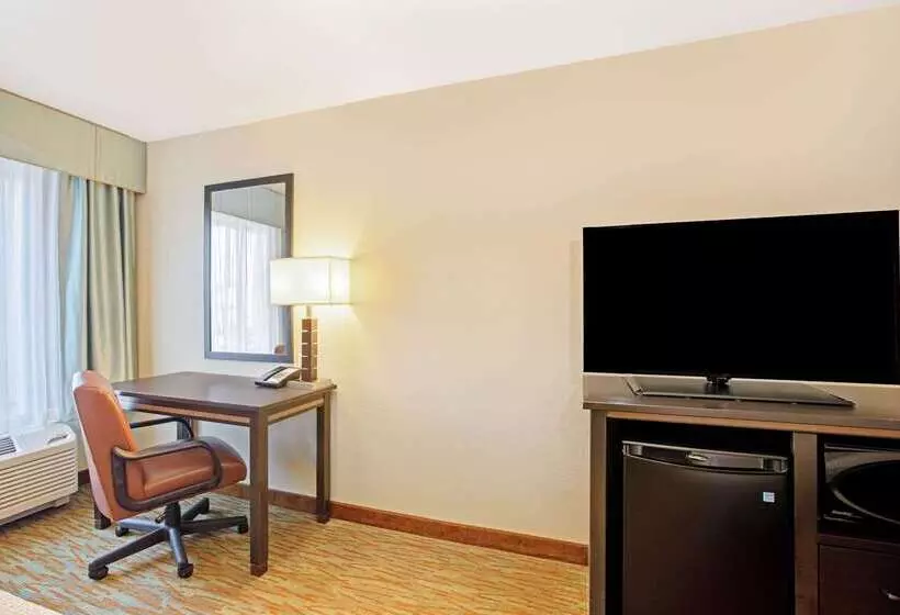 هتل La Quinta By Wyndham Gillette