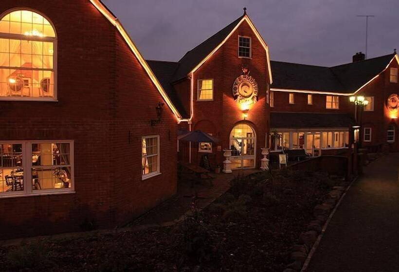 هتل Fox & Hounds Country