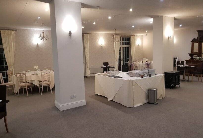 هتل Fox & Hounds Country