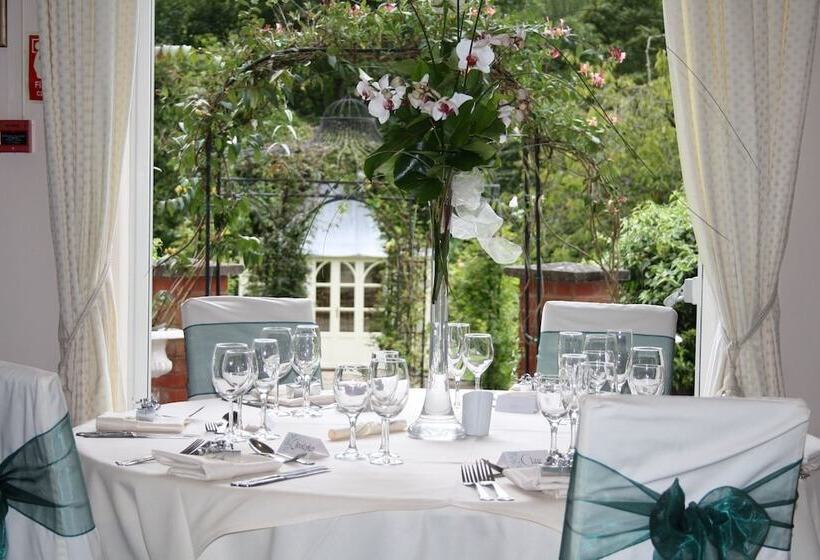 هتل Fox & Hounds Country