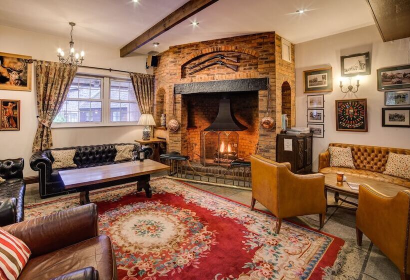 هتل Fox & Hounds Country