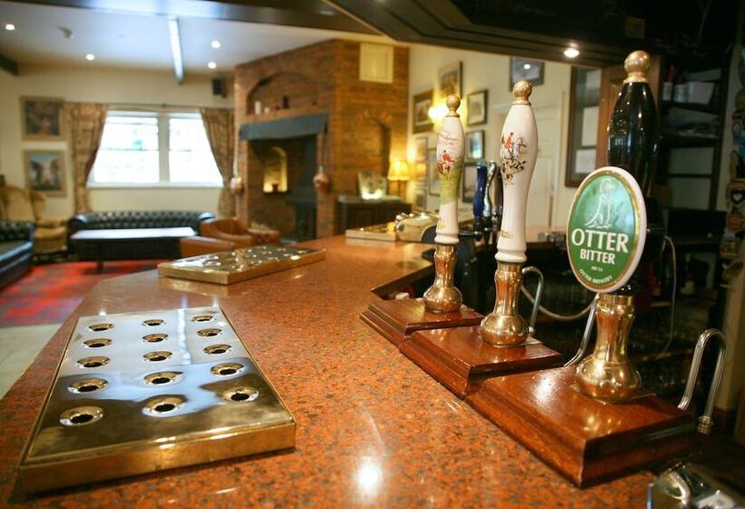 هتل Fox & Hounds Country