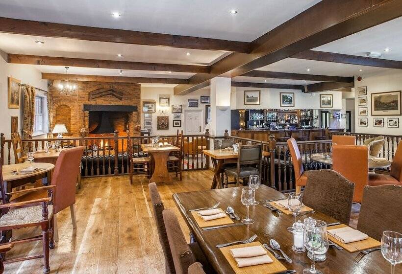 هتل Fox & Hounds Country