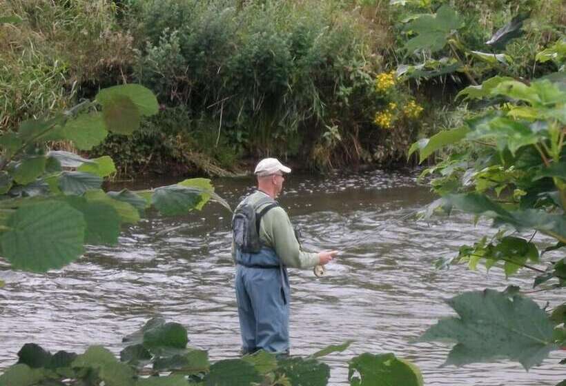 هتل Fox & Hounds Country