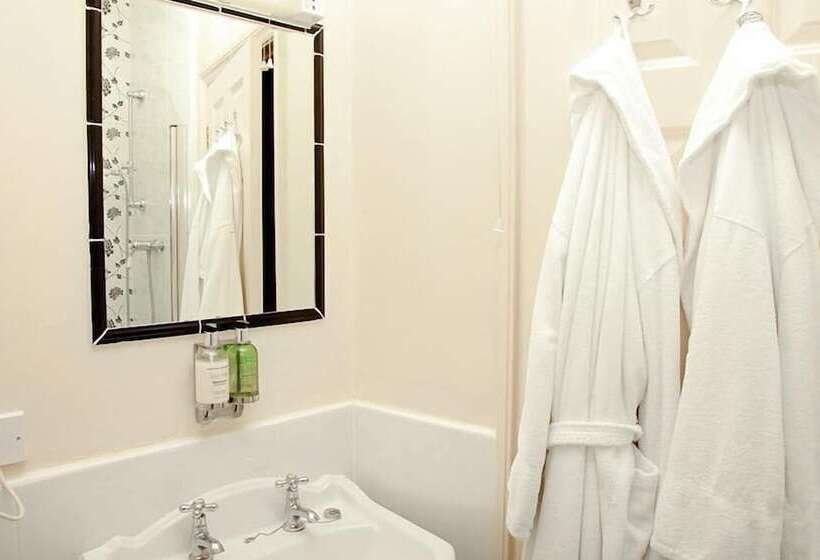 هتل Fox & Hounds Country