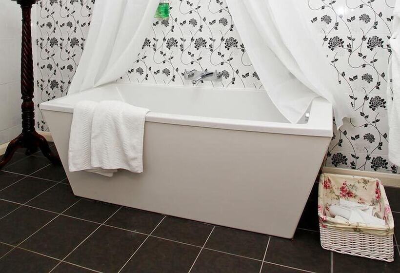 هتل Fox & Hounds Country