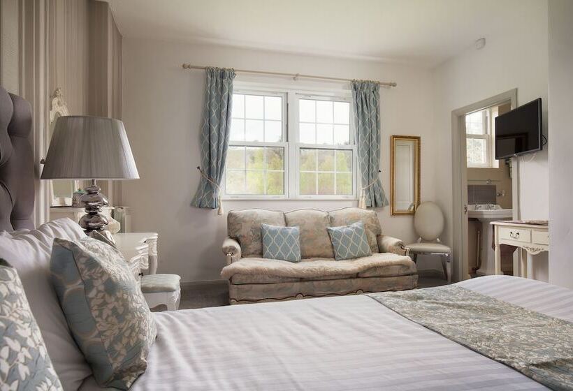 هتل Fox & Hounds Country