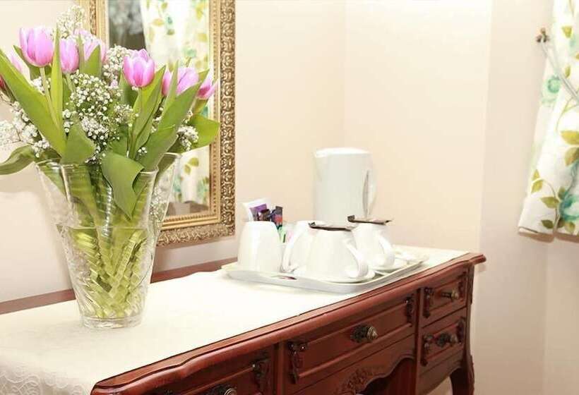 هتل Fox & Hounds Country