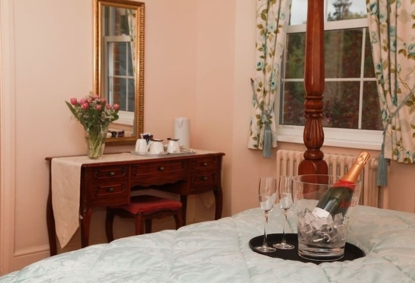 هتل Fox & Hounds Country