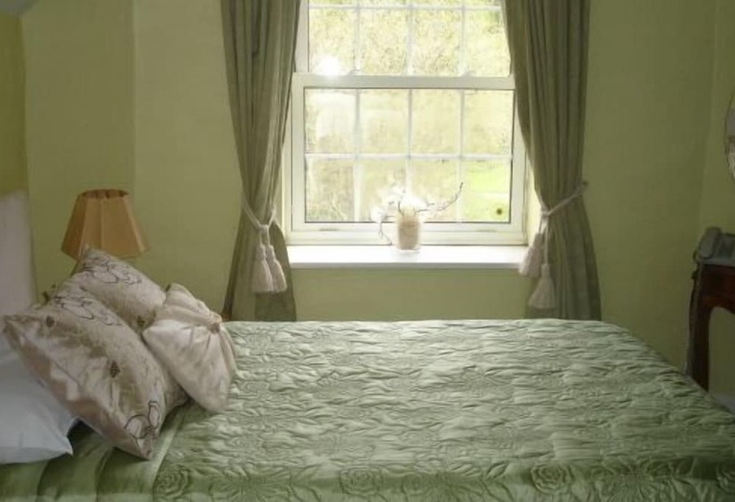 هتل Fox & Hounds Country