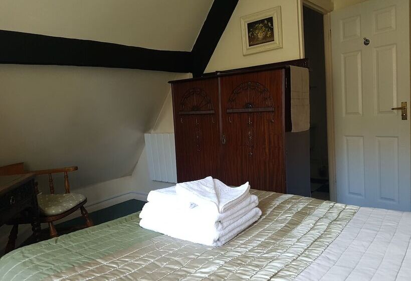 هتل Fox & Hounds Country