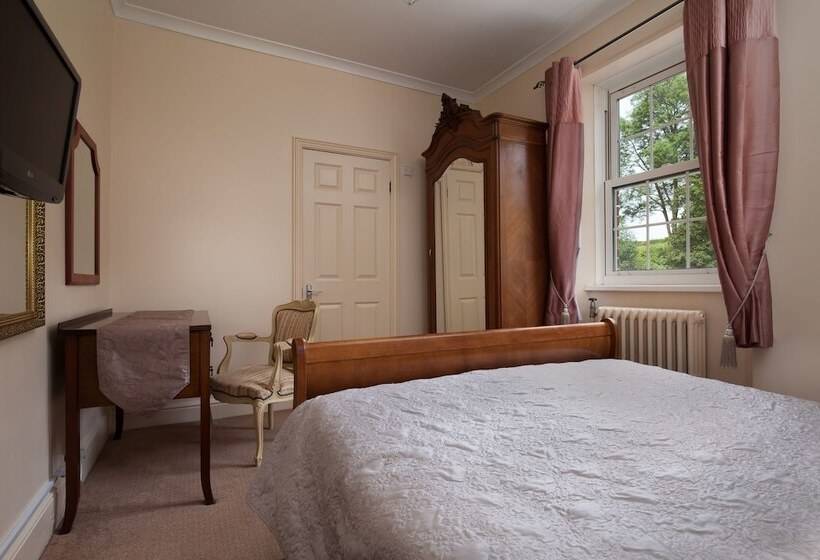 هتل Fox & Hounds Country