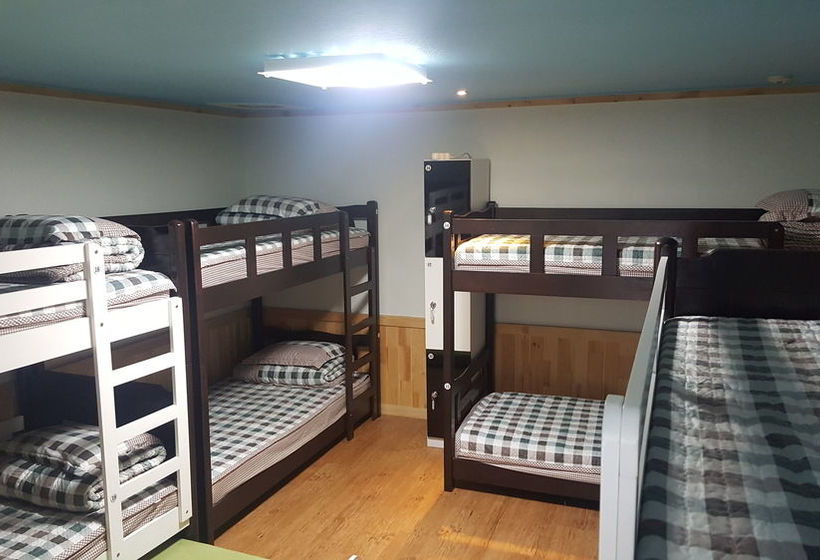 Dongbaekseom Guesthouse Hostel