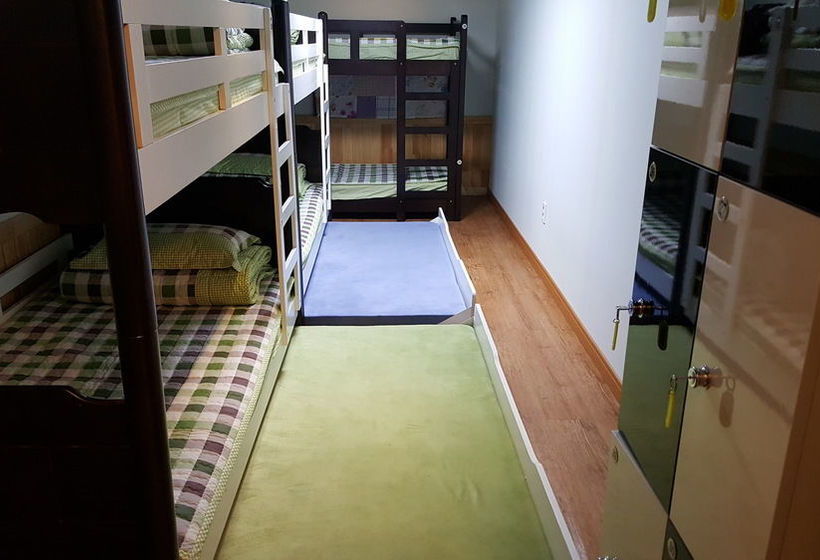 Dongbaekseom Guesthouse Hostel