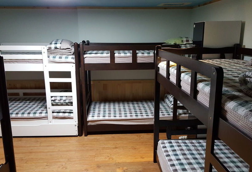 Dongbaekseom Guesthouse Hostel