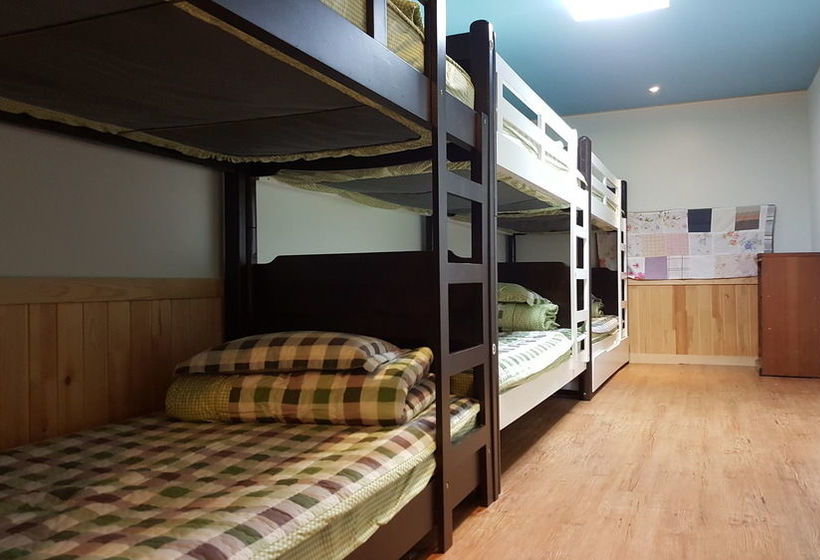 Dongbaekseom Guesthouse Hostel