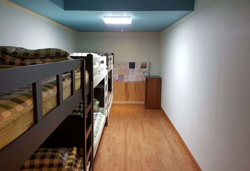 Dongbaekseom Guesthouse Hostel