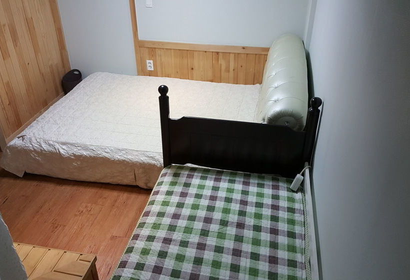 Dongbaekseom Guesthouse Hostel