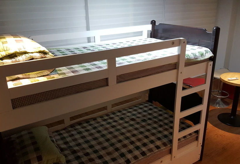 Dongbaekseom Guesthouse Hostel