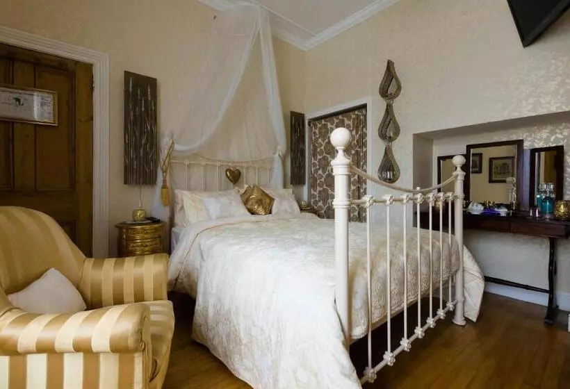 تختخواب و صبحانه Glenart House