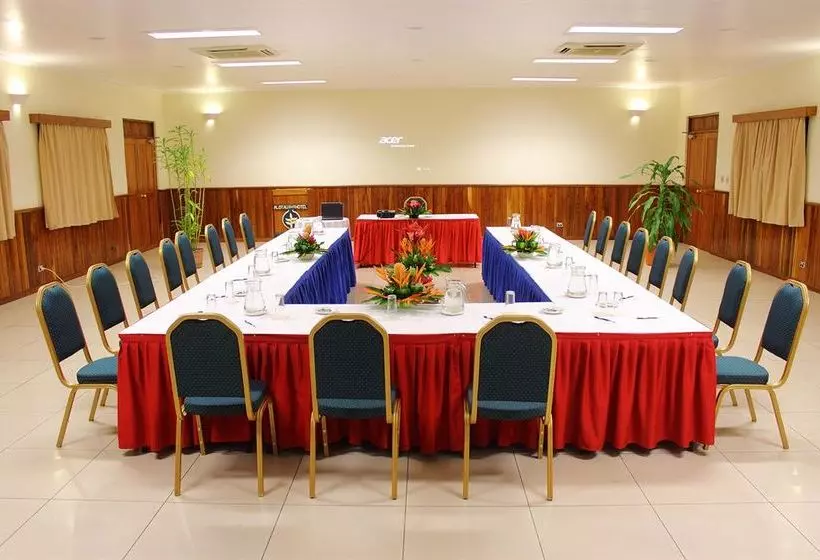ホテル Alotau International